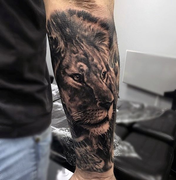 40 Löwen Unterarm Tattoos für Männer Manly Ink Ideen Mann Stil Tattoo