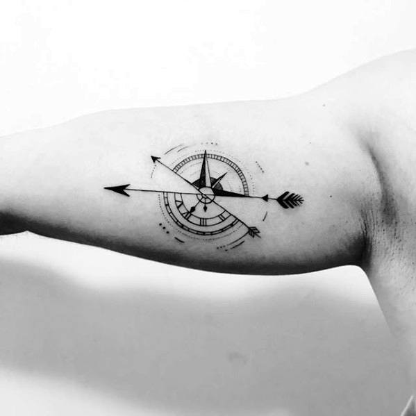 40 geometrische Pfeil Tattoo Designs für Männer scharfe Geometrie