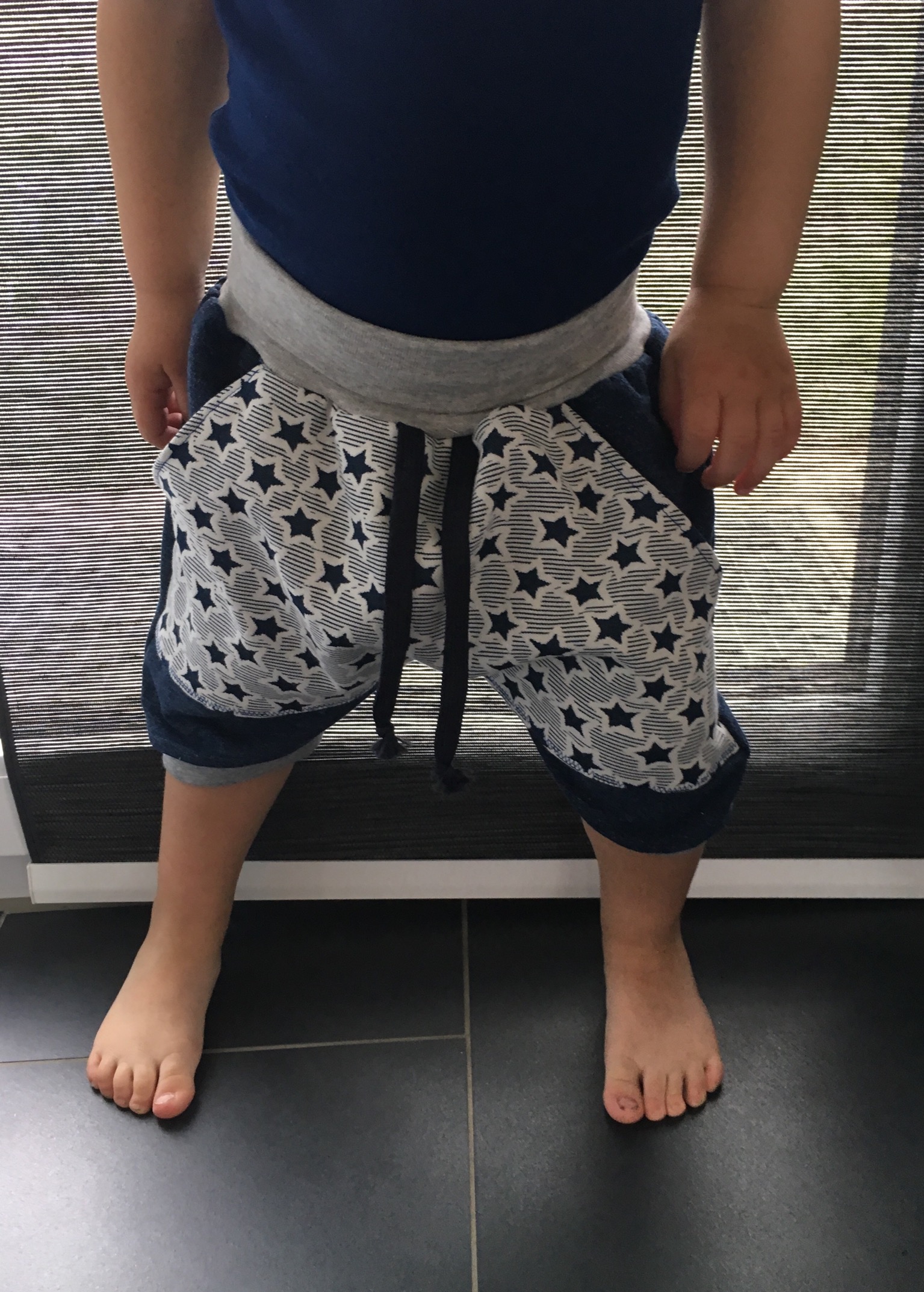 kurze Pumphose blau weiß mit Sternen Beanies und Loops für Babies und Kids