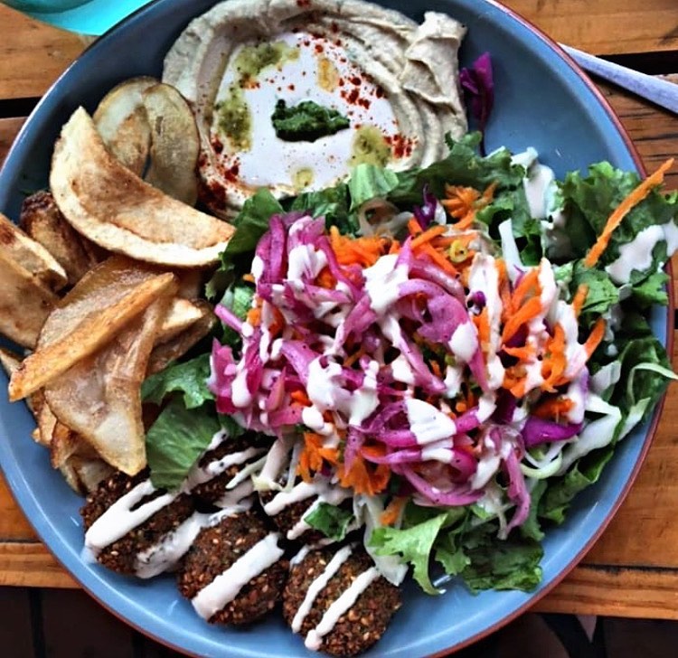 Explorando las delicias vegetarianas de Falafel Bar en Manuel Antonio