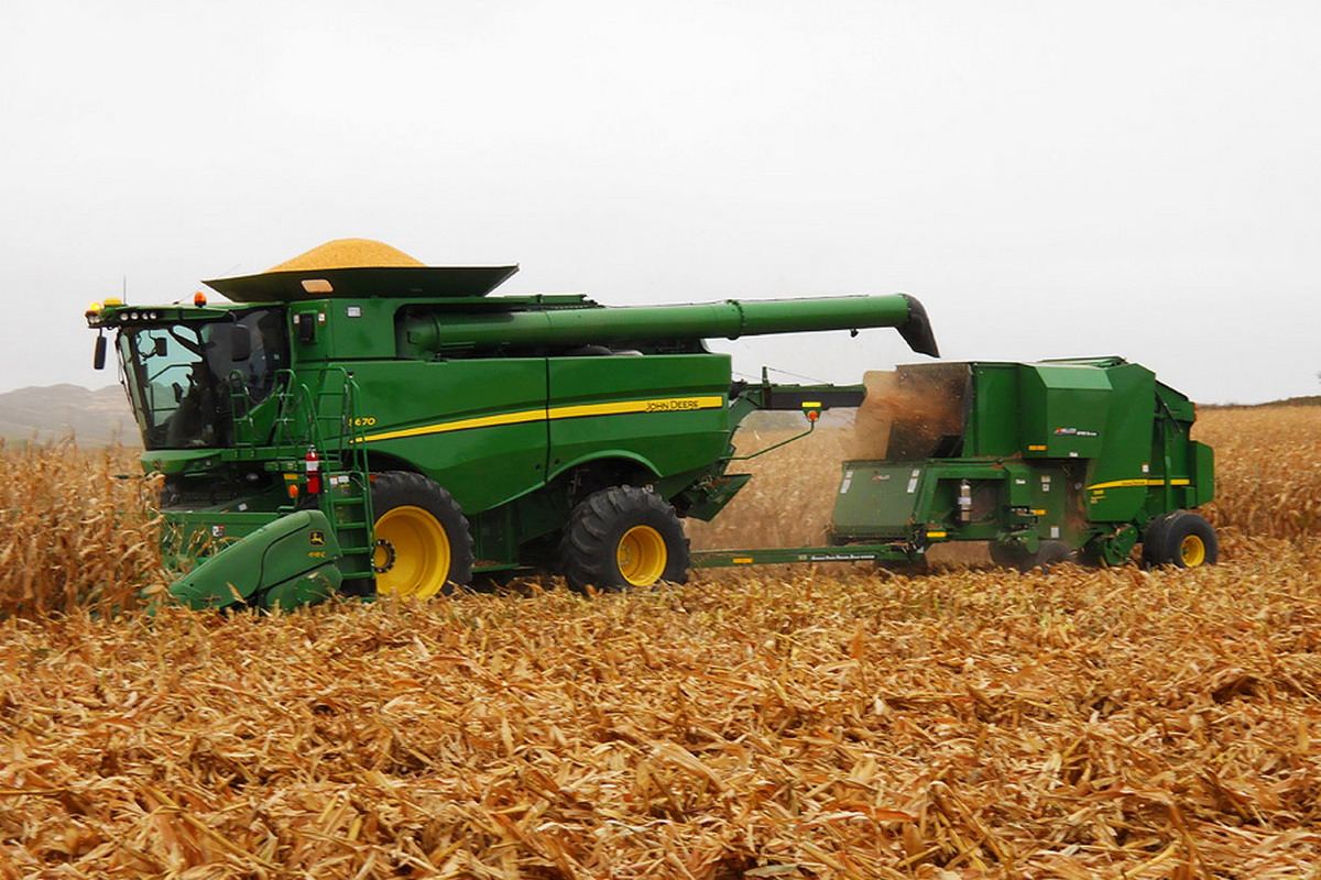 Hillco diseñó una rotoenfardadora que usa los restos de cosecha Maquinac