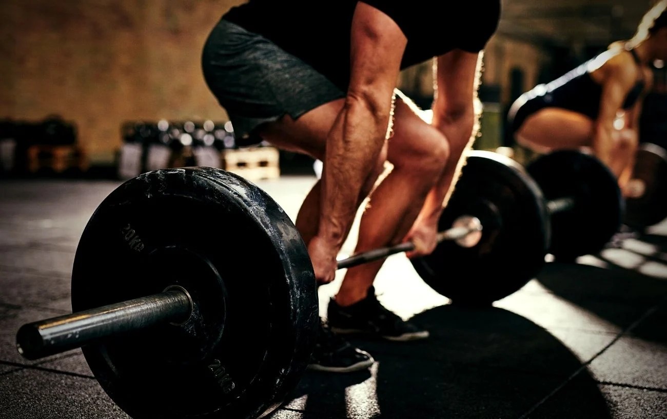 What Muscles Do Deadlifts Work? + 6 Deadlift Variations To Try Out
