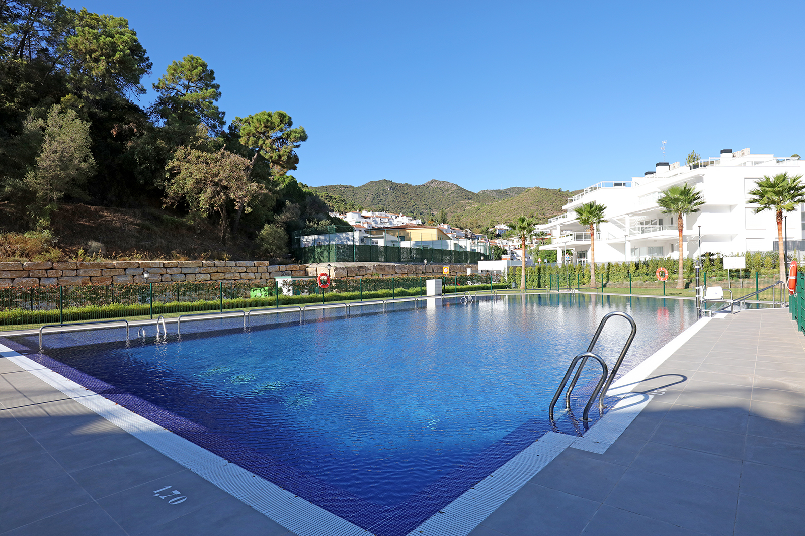 RIVERSIDE BENAHAVIS HOLIDAY RENTAL Brand New 3 Bed Apartment, Walking