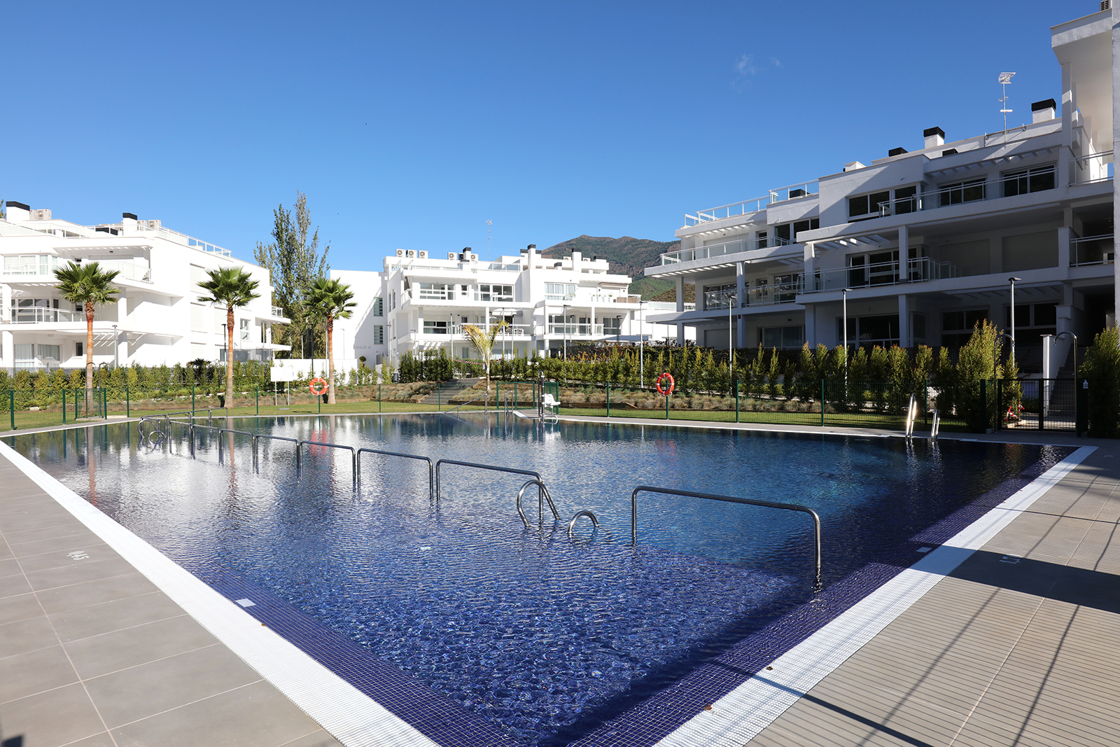 RIVERSIDE BENAHAVIS HOLIDAY RENTAL Brand New 3 Bed Apartment, Walking