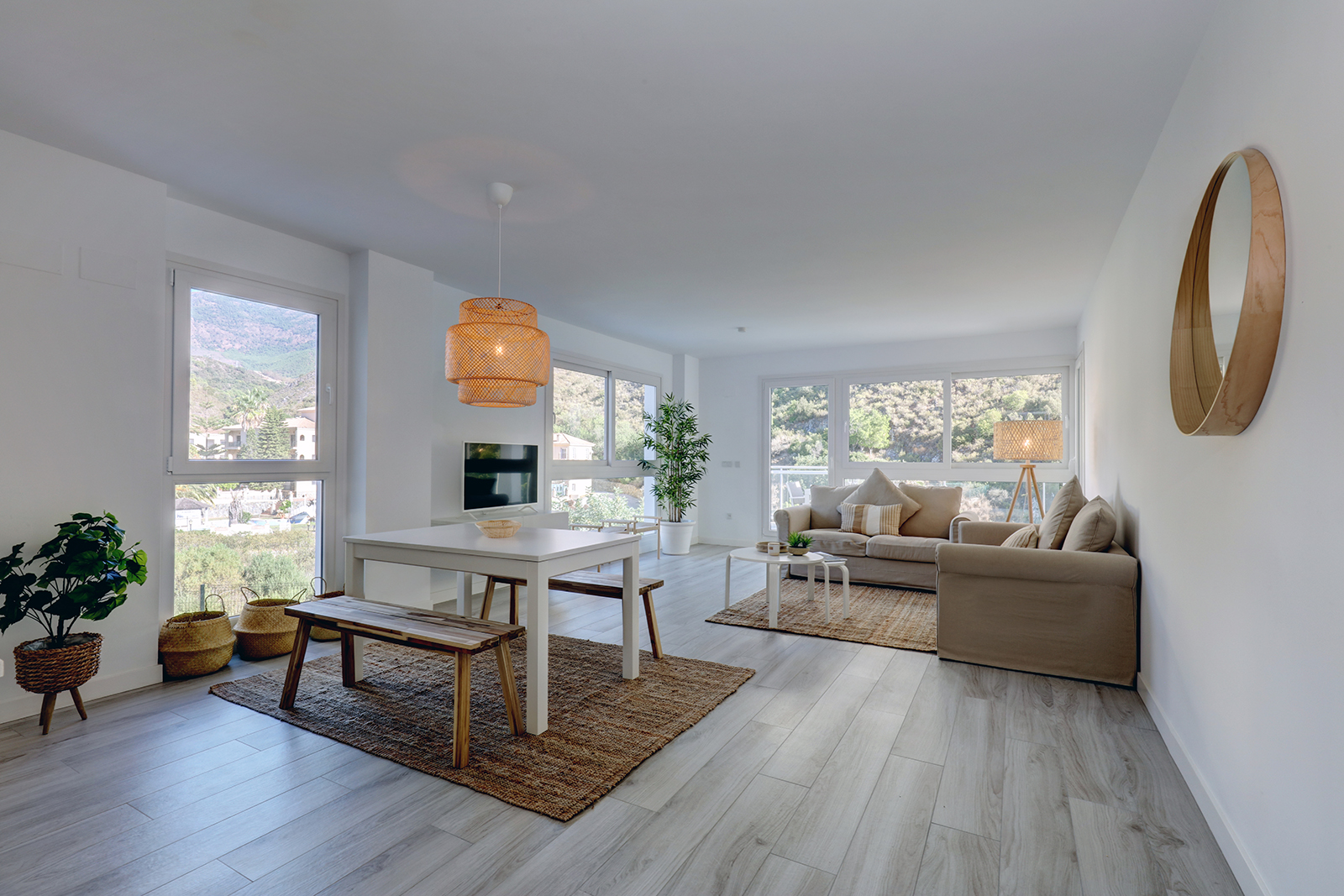 RIVERSIDE BENAHAVIS HOLIDAY RENTAL Brand New 3 Bed Apartment, Walking