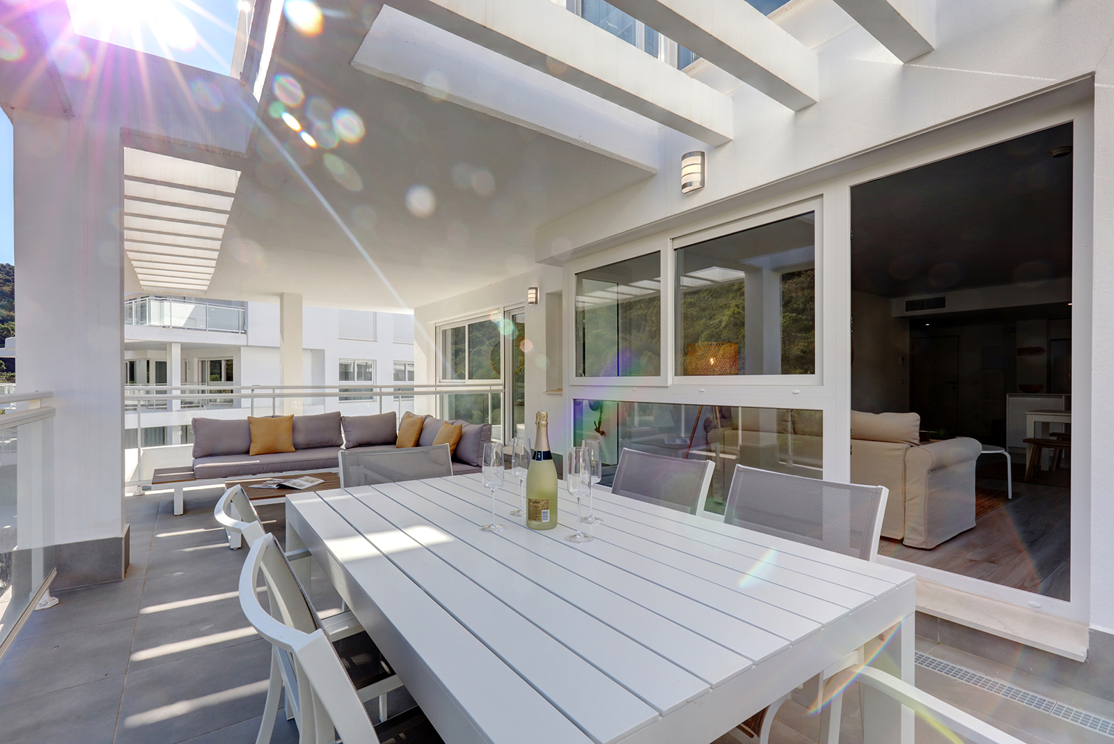 RIVERSIDE BENAHAVIS HOLIDAY RENTAL Brand New 3 Bed Apartment, Walking