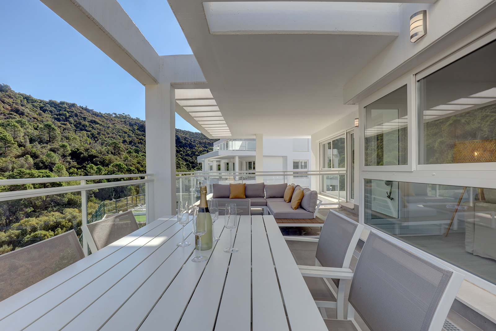 RIVERSIDE BENAHAVIS HOLIDAY RENTAL Brand New 3 Bed Apartment, Walking