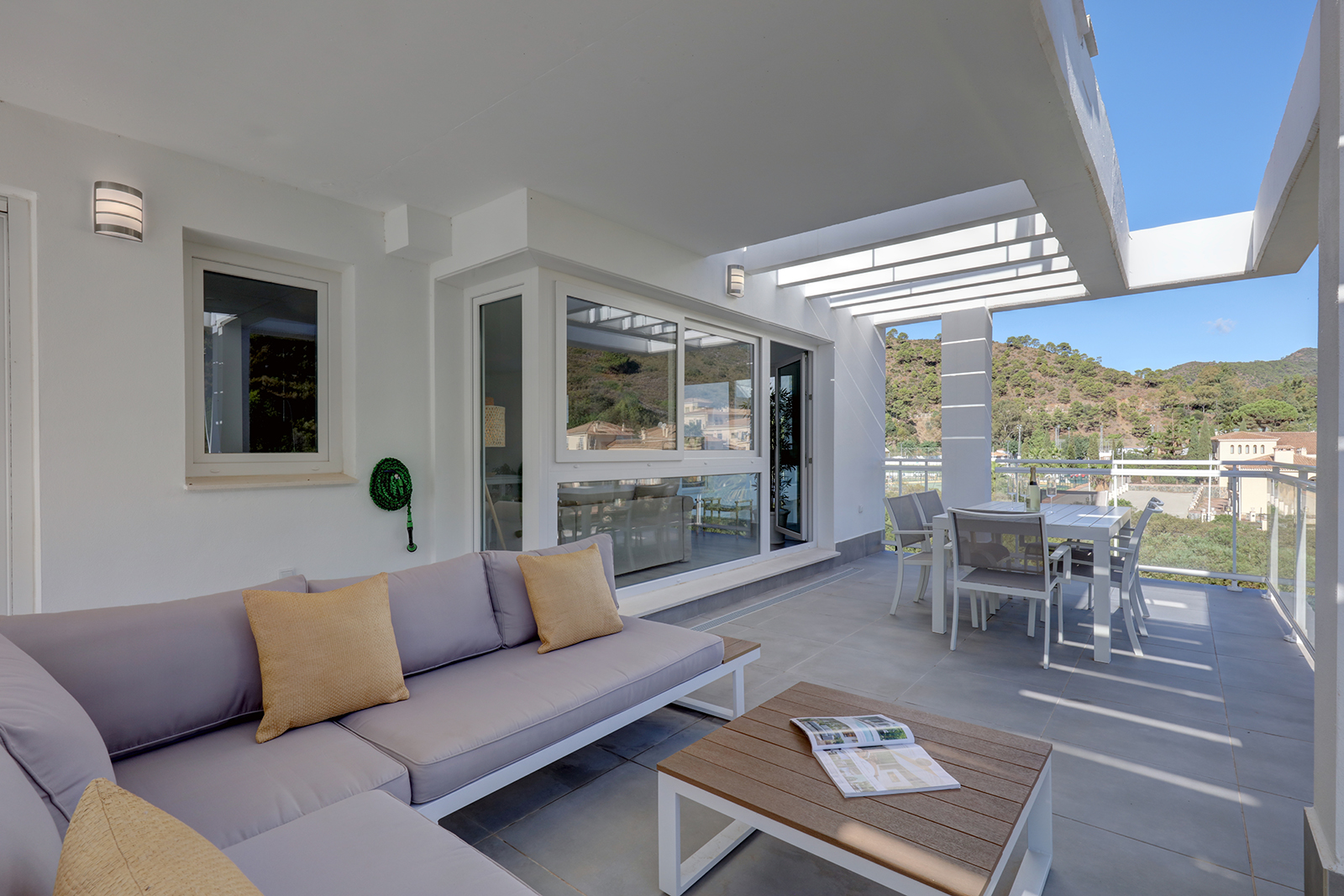 RIVERSIDE BENAHAVIS HOLIDAY RENTAL Brand New 3 Bed Apartment, Walking