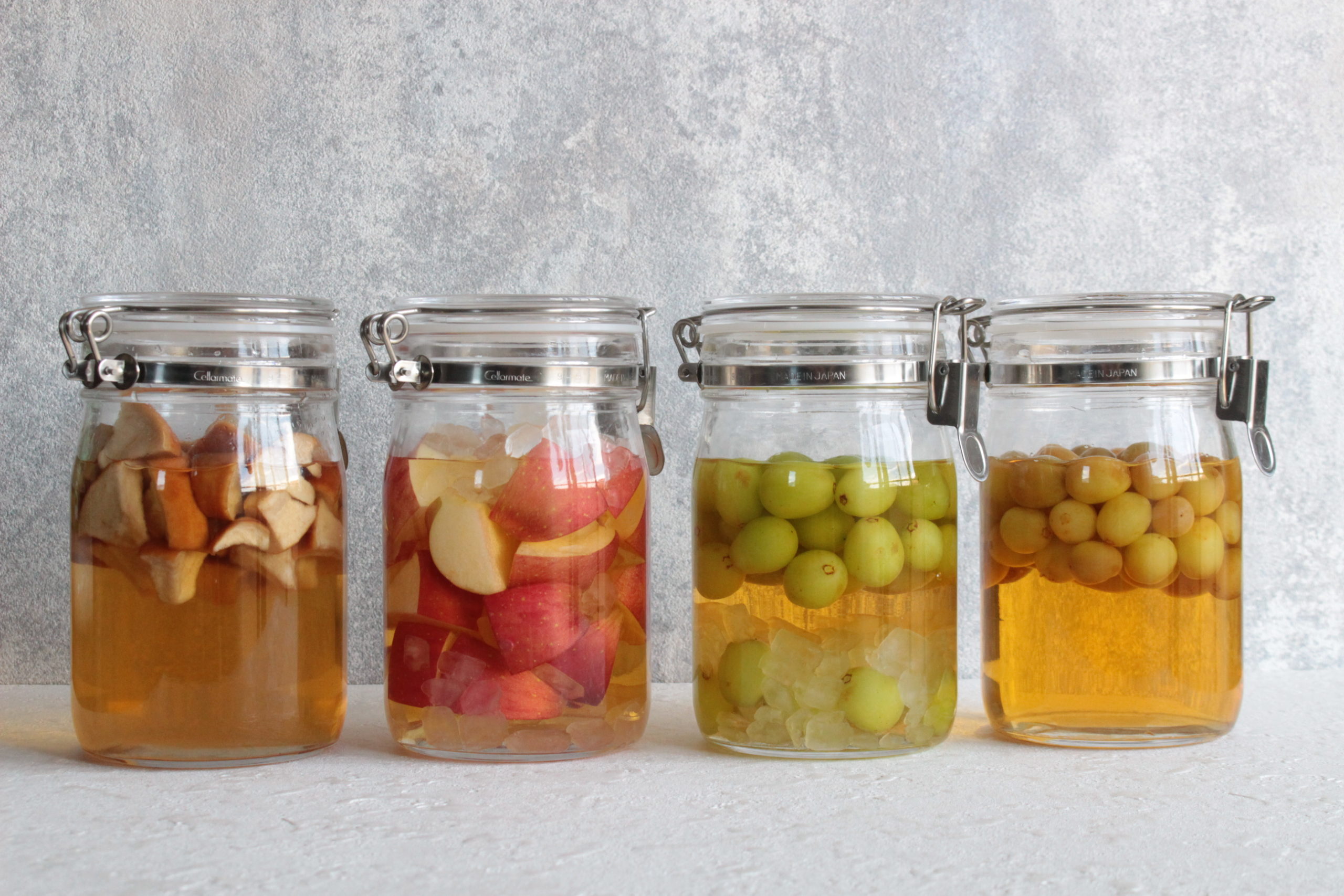 氷砂糖で彩り豊かなフルーツビネガーの作り方（アップルビネガーとマスカットビネガーのレシピ） つくりおき食堂