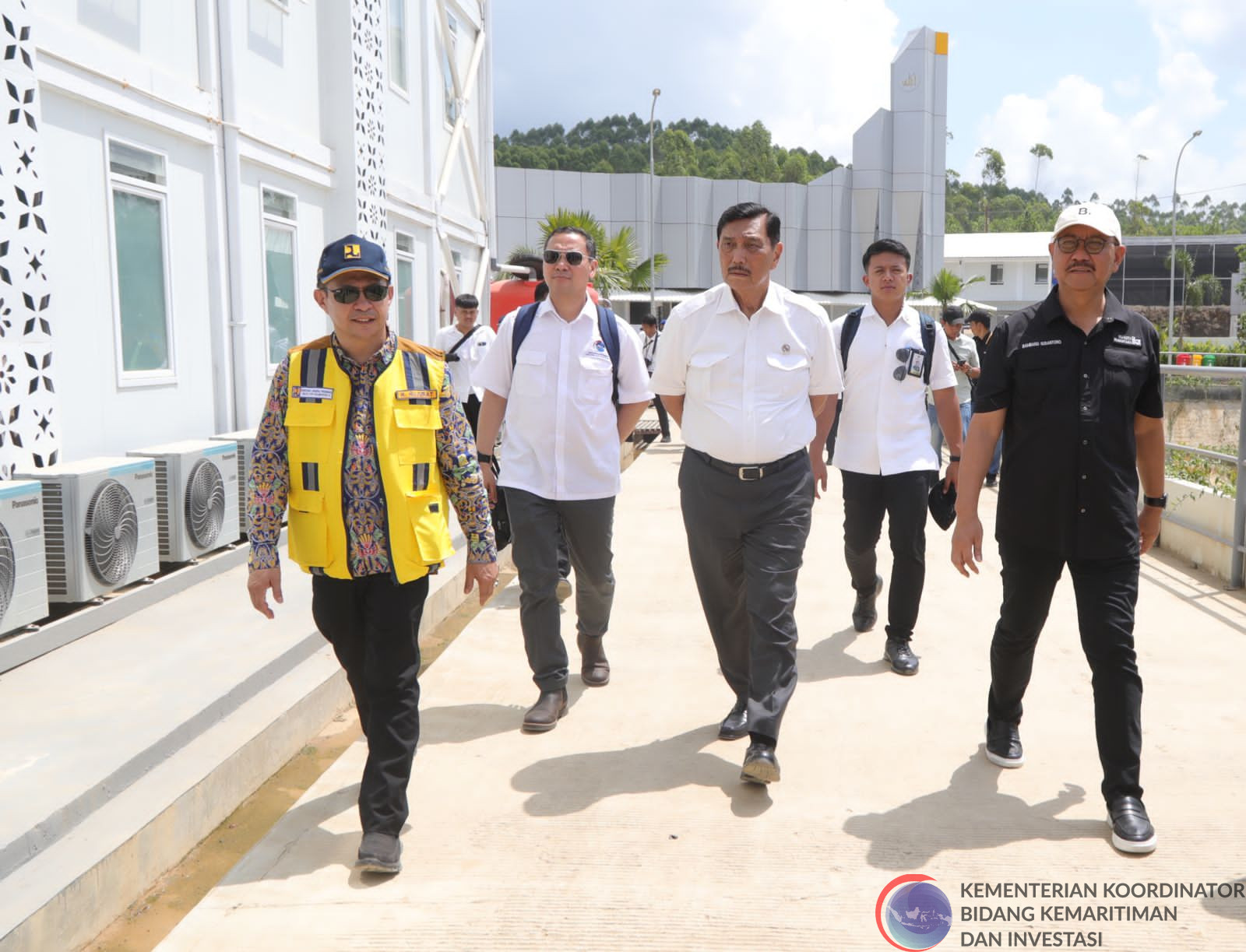 Menko Luhut meninjau Construction Workers’ Housing dan Doorstop Media