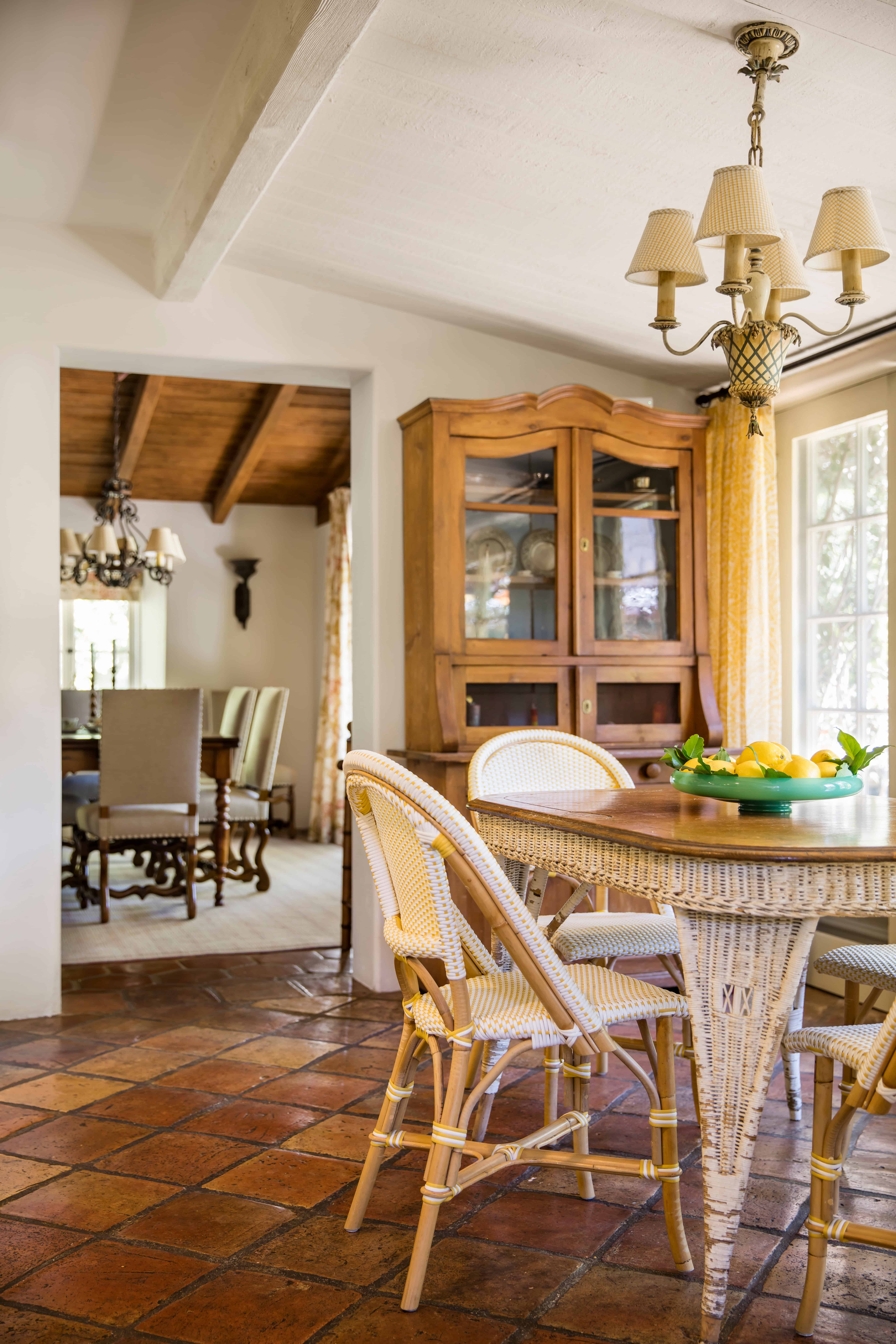 How To Display China In a Modern & Creative Ways To Display