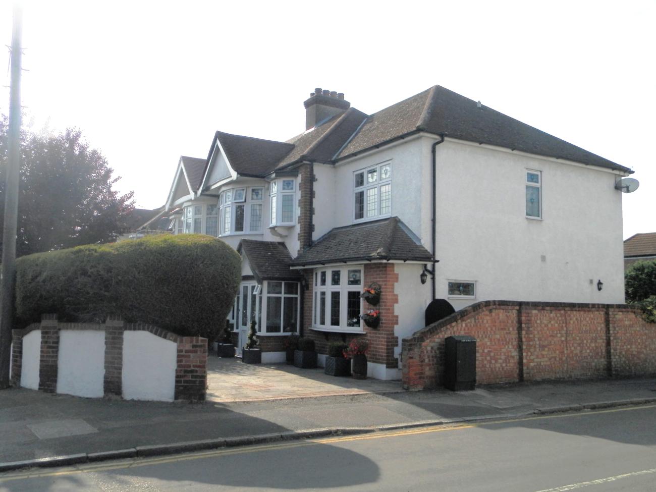 Gaynes Park Road, UPMINSTER Mark Bowyer Estate Agents