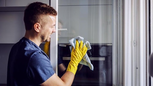 Solutiontales suggests Easy Ways of Removing Scratches from Glass