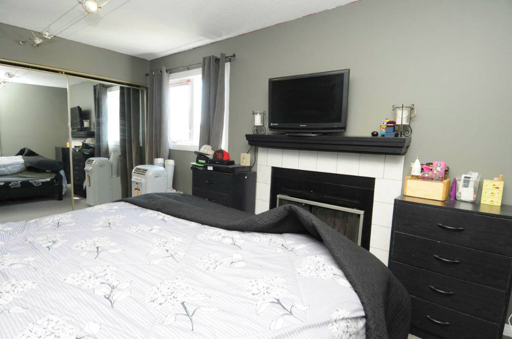 JUST LISTED! 3Bed Townhouse w/ FF Basement & Fenced Yard! MarkRadloff