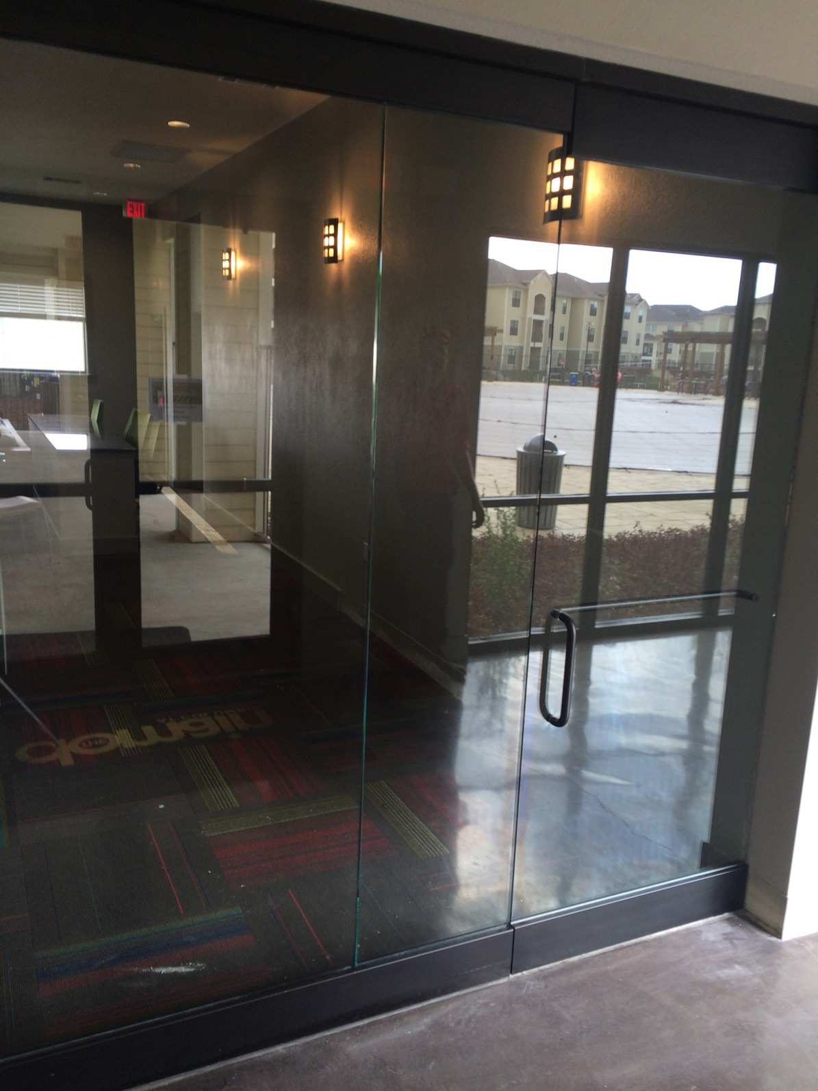 Entrance Mark's Mobile Glass