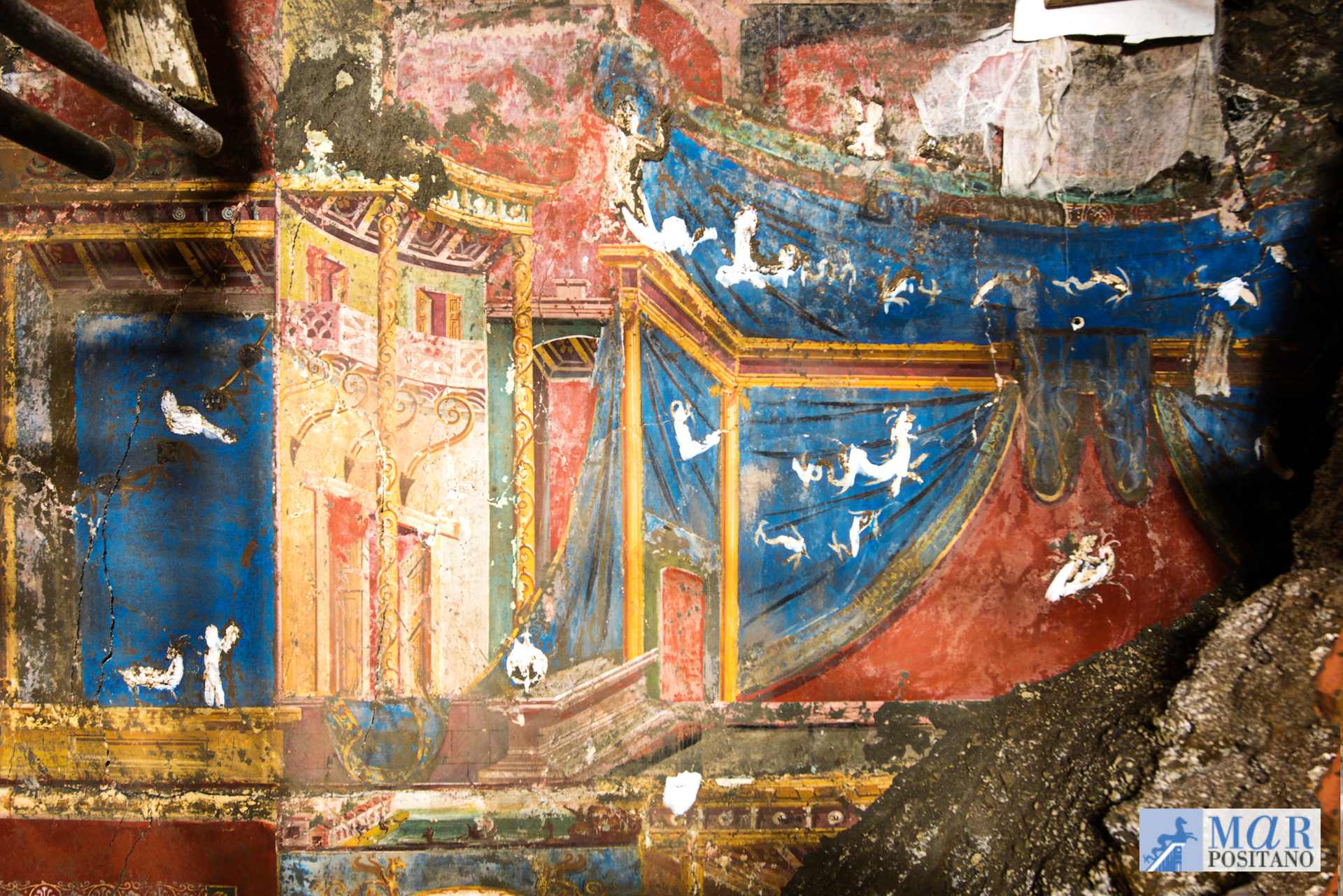 The general characteristics of the fourth style of roman wall painting