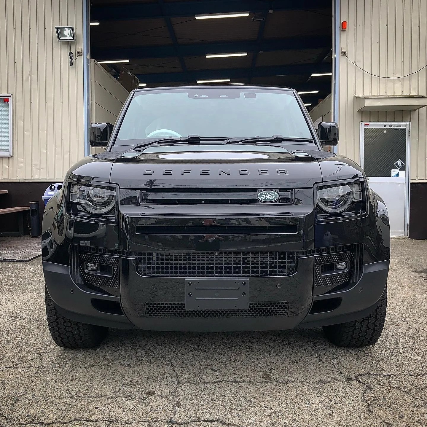 ★ランドローバー ディフェンダー110 バンパー塗装 部分塗装・パーツ塗装★ MarShall