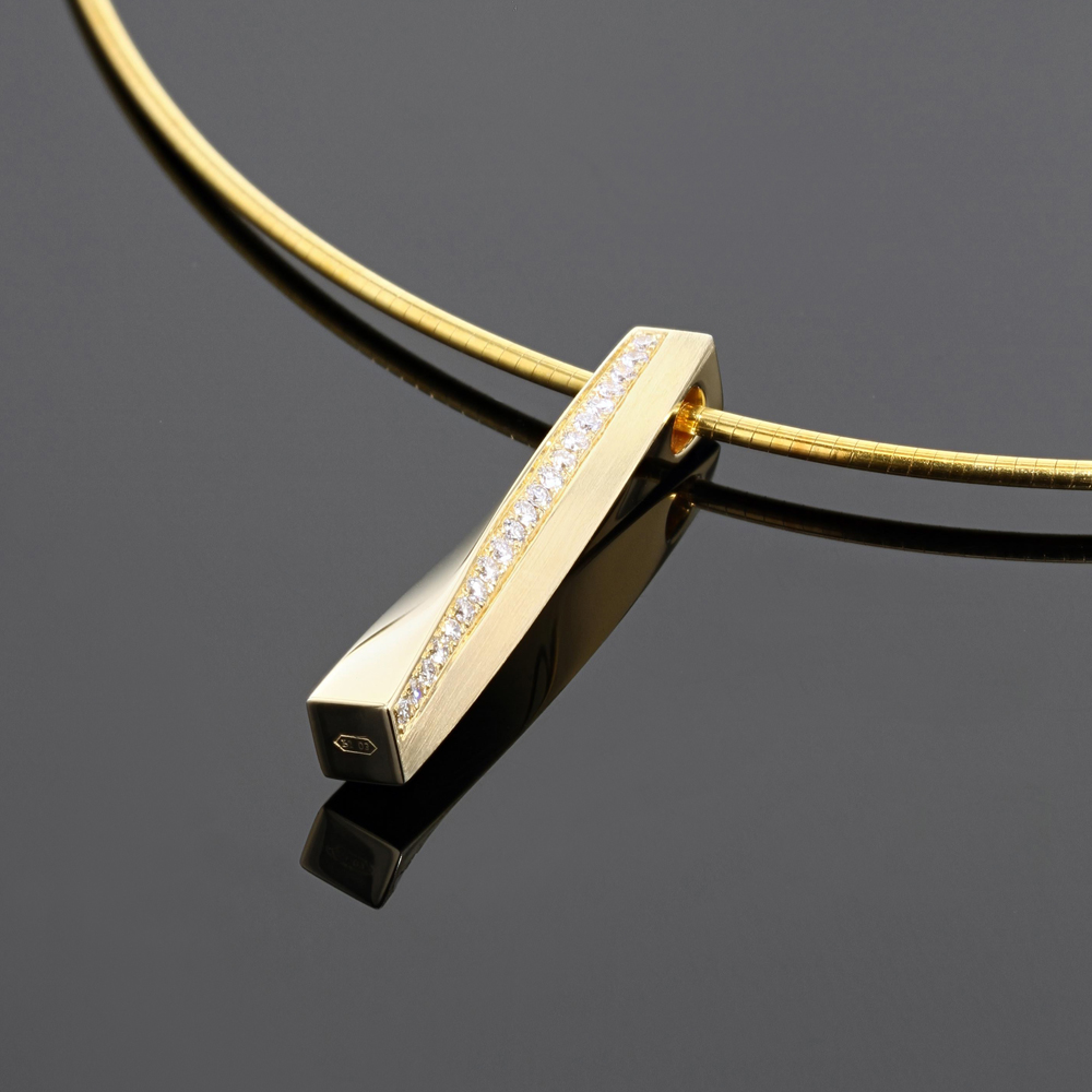 Twisted yellow gold pendant with diamonds
