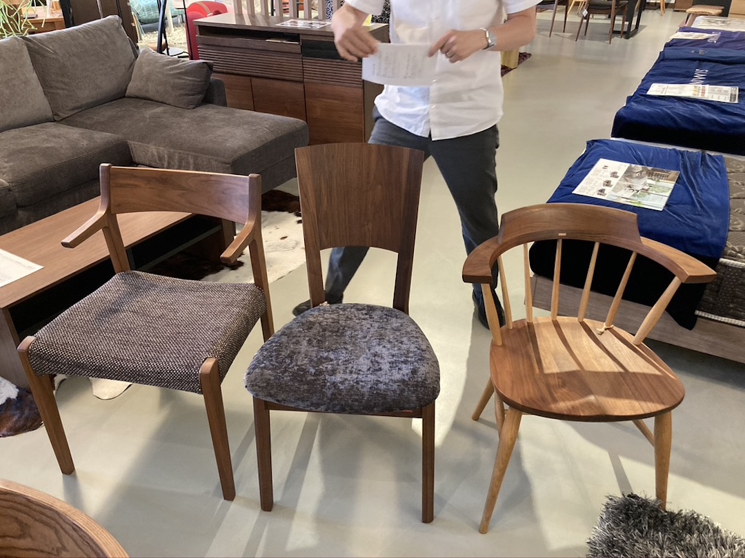 \比べてみました♪／対決！ダイニングチェアの座り心地 静岡県浜松市で家具・インテリアをお探しならマルスリビング