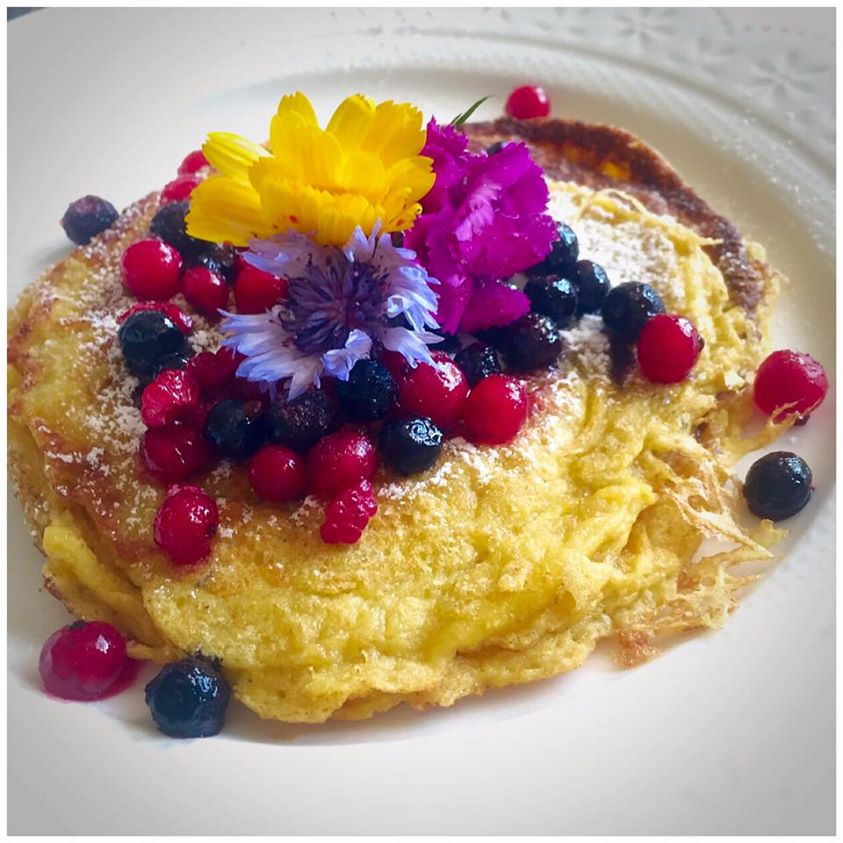 Cottage cheese lapper m/ skogsbær og spiselige blomster Mary Loves