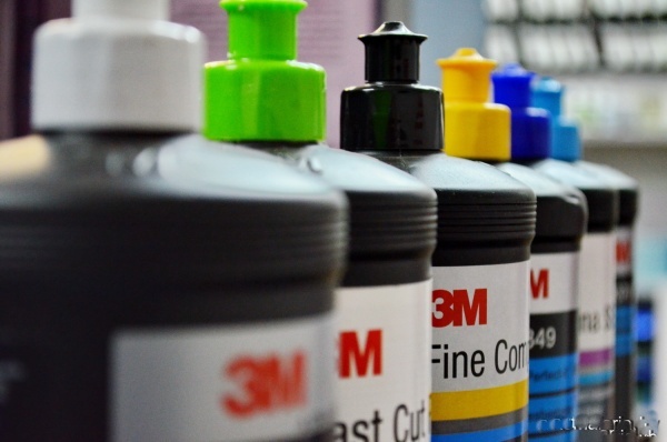 Чем полировать черный автомобиль своими руками. Технология полировки кузова автомобиля от царапин своими руками. Выбор паст или гелей. Чем отполировать машину