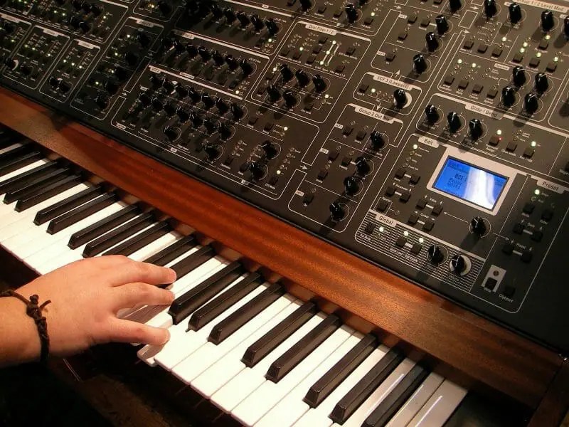 What is a Synthesizers? The Complete Guide to Synths July 2024