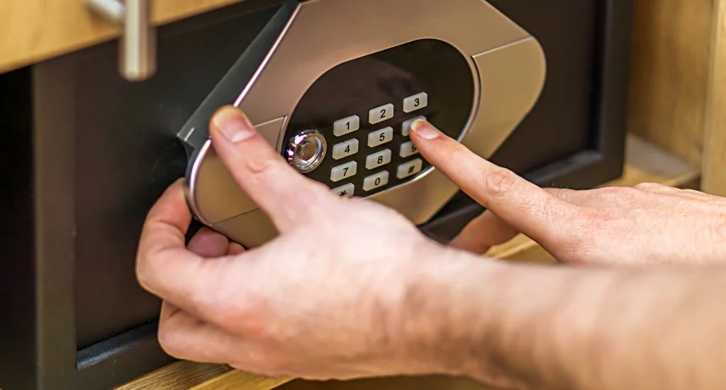 How to Fix a Stuck Safe Door?