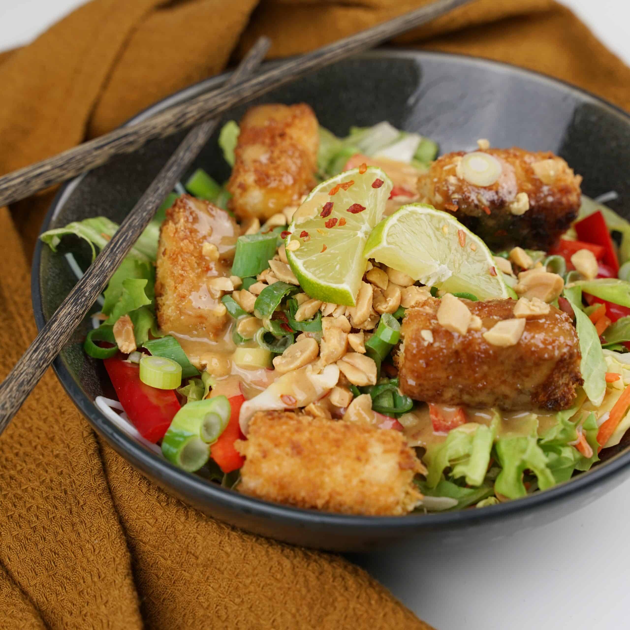 Asiatisk sallad med risnudlar, krispig tofu och jordnötssås. Matinspo.se