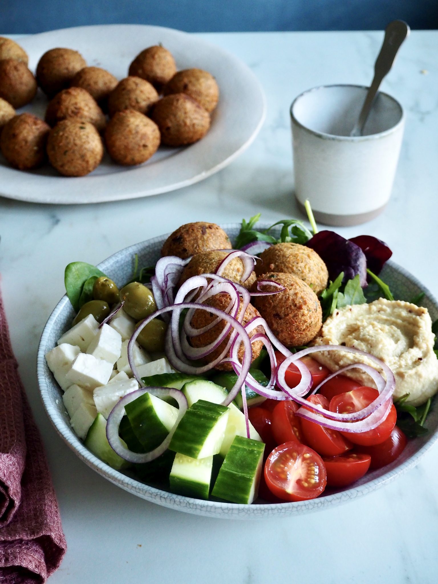 Falafel med gresk salat og hummus Mat På Bordet