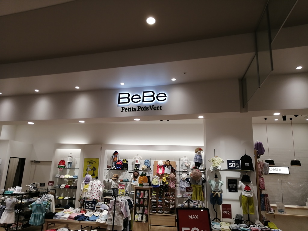 テラスモール松戸3F 子供服のBeBe Petits Pois VertでMAX50オフの夏物セールが行われてい