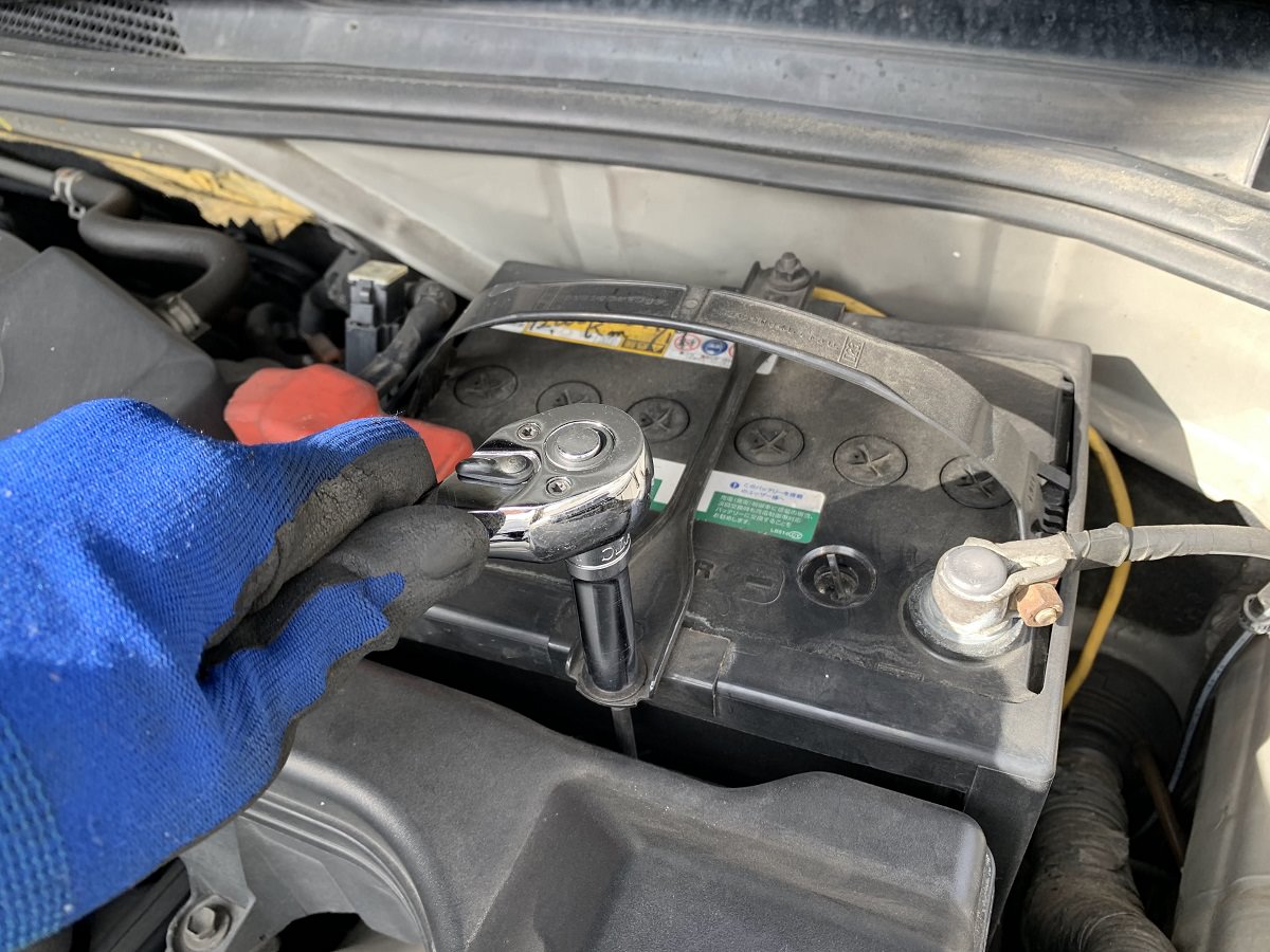 エンジンかけたまま車のバッテリー交換を自分で行う方法（メモリーを消さないやり方） 閃き作業ブログ