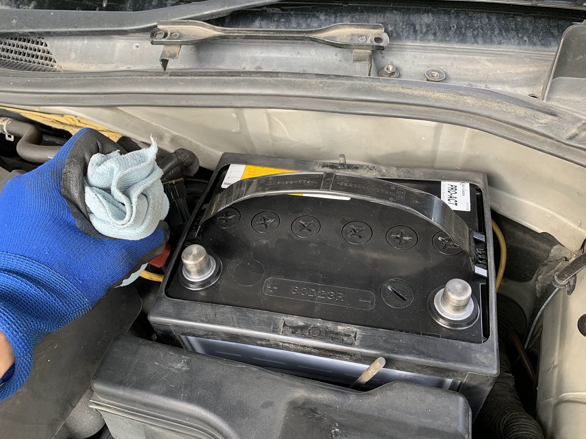 エンジンかけたまま車のバッテリー交換を自分で行う方法（メモリーを消さないやり方） 閃き作業ブログ