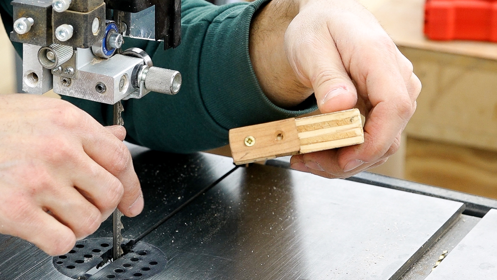 Wedge Jig for Cutting Consistent and Symmetrical Dovetails on a Bandsaw