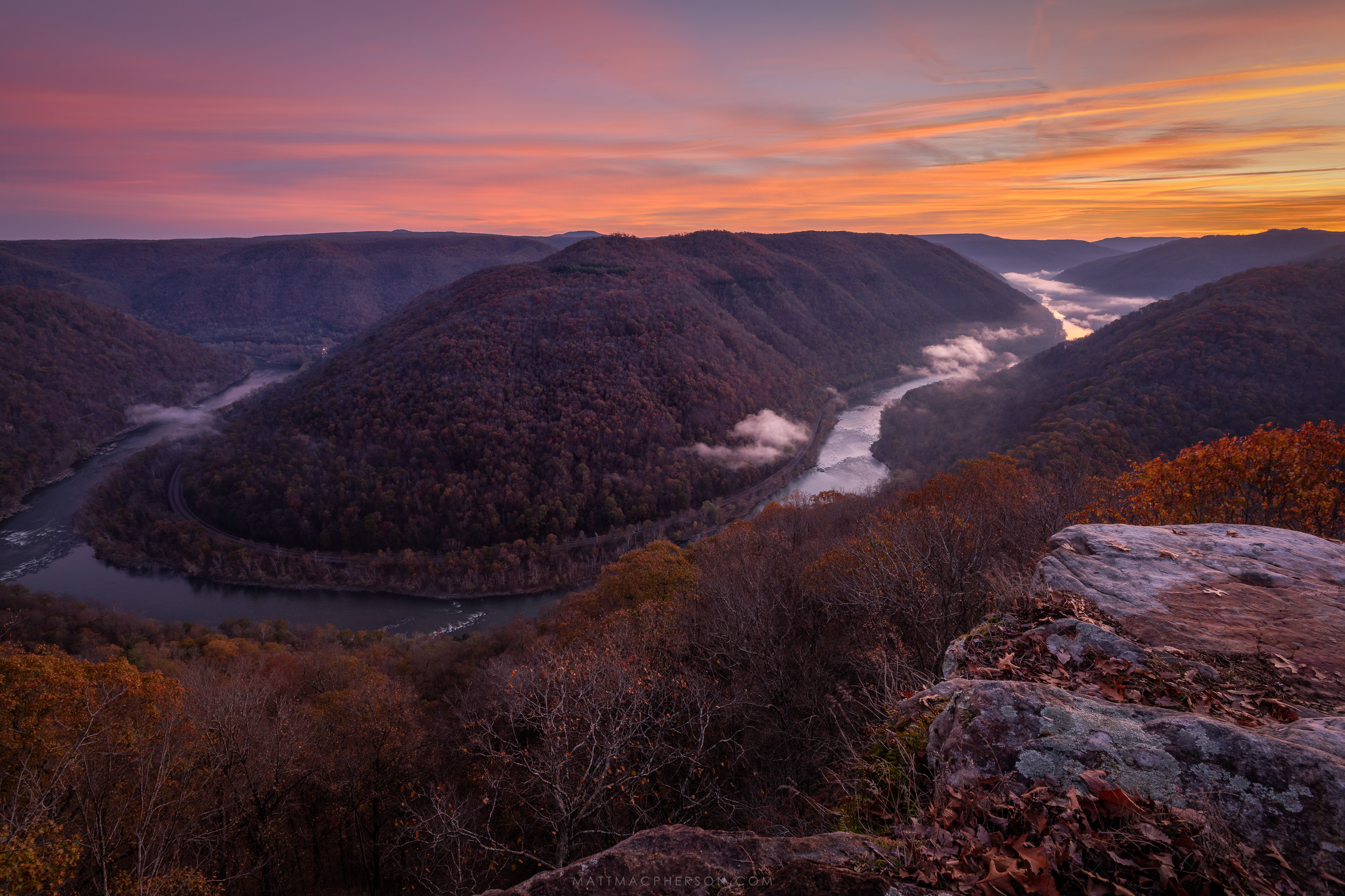 Another view of the New River, West Virginia [OC][3000x2000] r/EarthPorn
