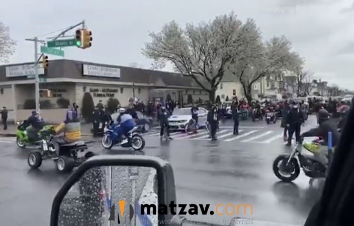 WATCH THIS 400 Bikers Take Part in Funeral Procession in New York