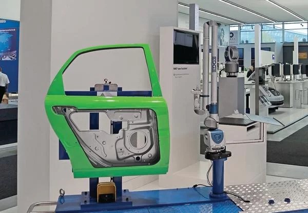 Messarm misst im Schatten des LaserTrackers