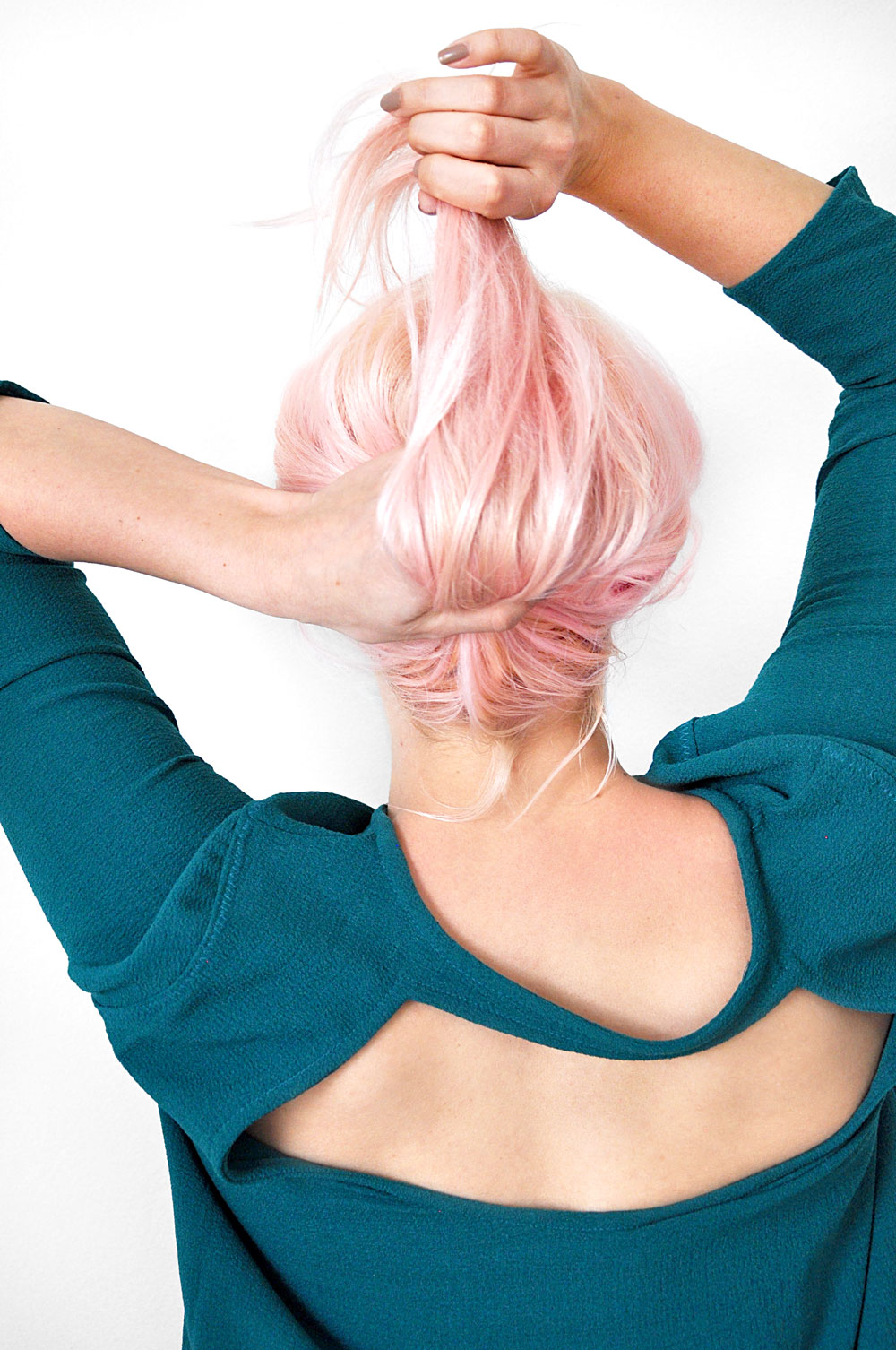 If you're pressed for time but still want to look cute, then try this super easy 5 minute messy updo hairstyle tutorial for that perfect tousled bun look. 