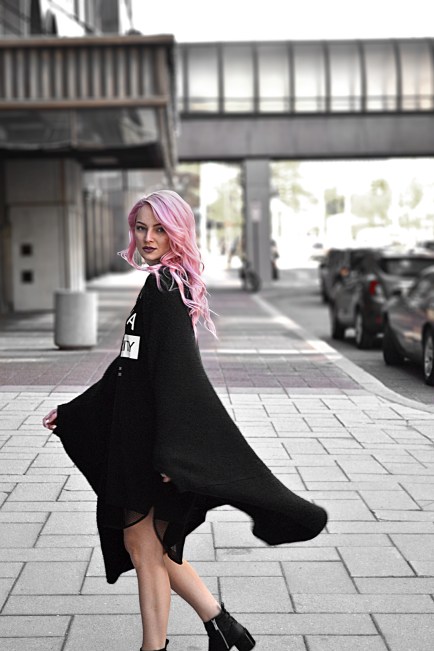 I love quick and easy outfits that are stylish too! Try this simple all black street fashion outfit for a look that is effortlessly cool.