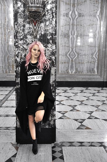 I love quick and easy outfits that are stylish too! Try this simple all black street fashion outfit for a look that is effortlessly cool.