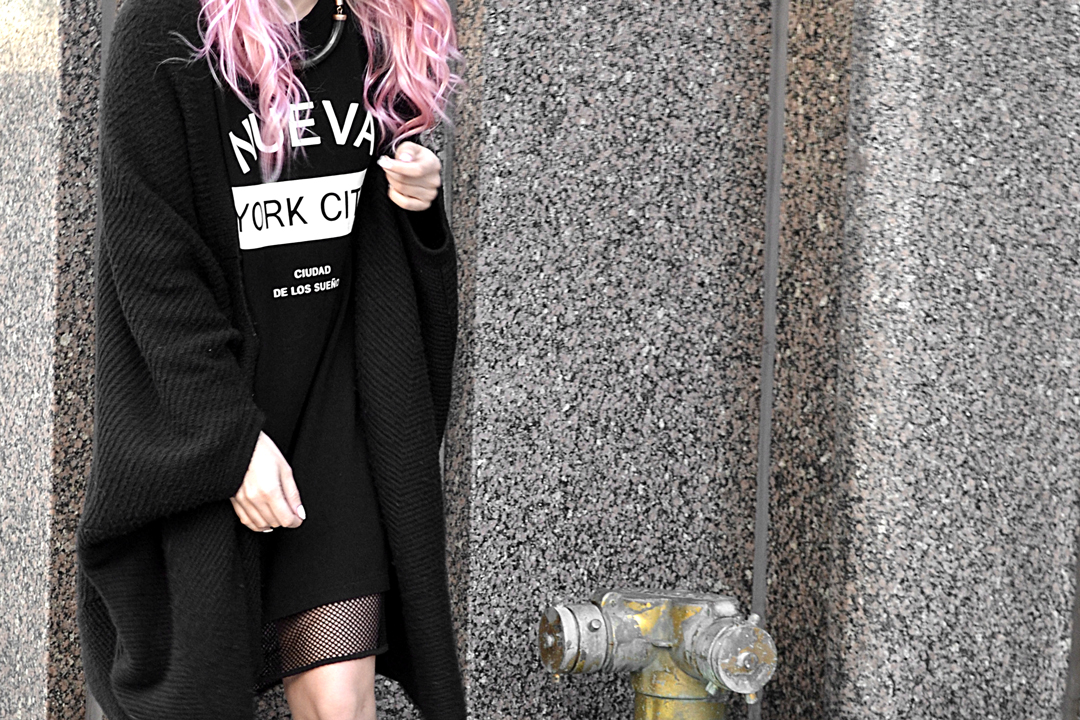 I love quick and easy outfits that are stylish too! Try this simple all black street fashion outfit for a look that is effortlessly cool.