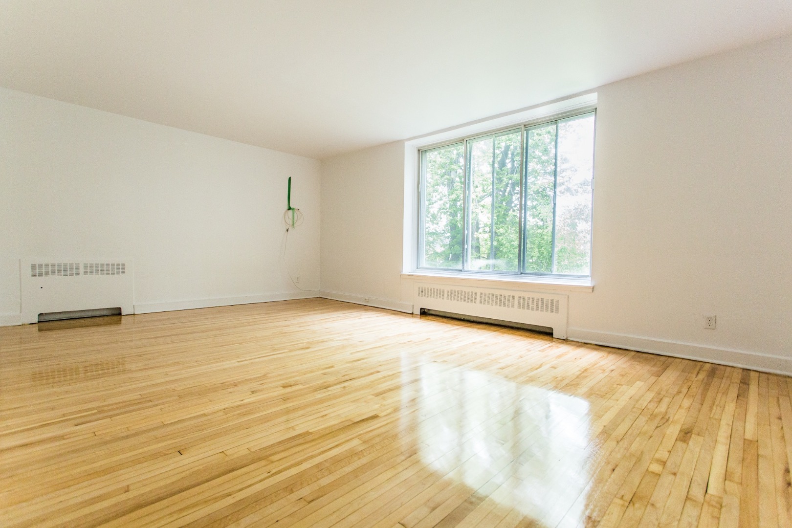 6101 Cote SaintLuc 302 Placements Mayne Appartements à louer à