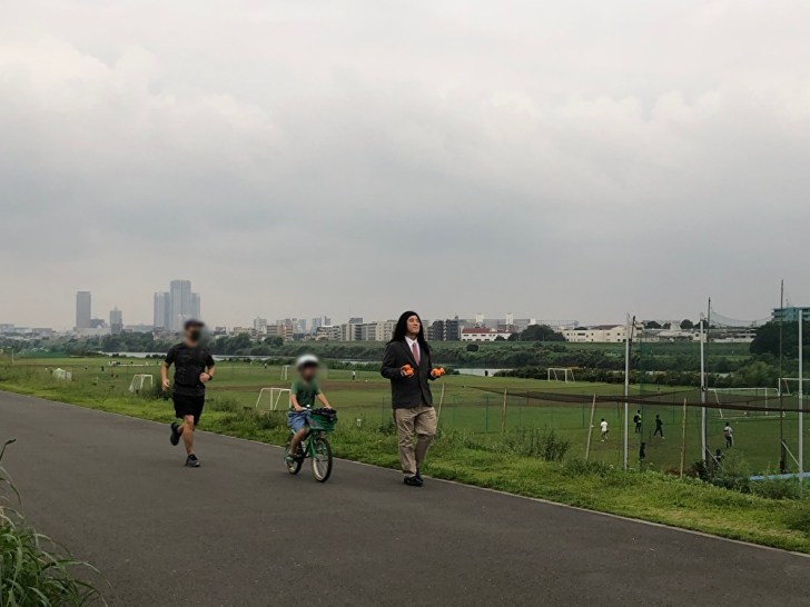 暮れなずむ町の川沿いを金八先生の格好で歩いたら何人に 先生 と声をかけられるか マジスカスクエアガーデン