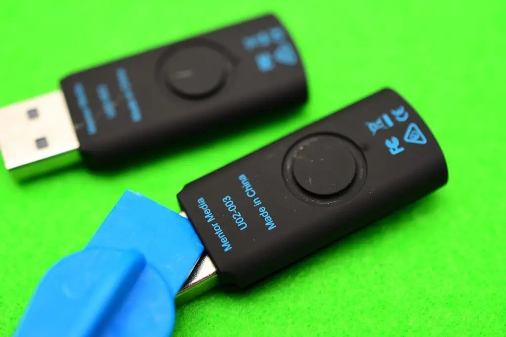 USBメモリの書き込み禁止を解除＆容量アップする方法 まず分解。