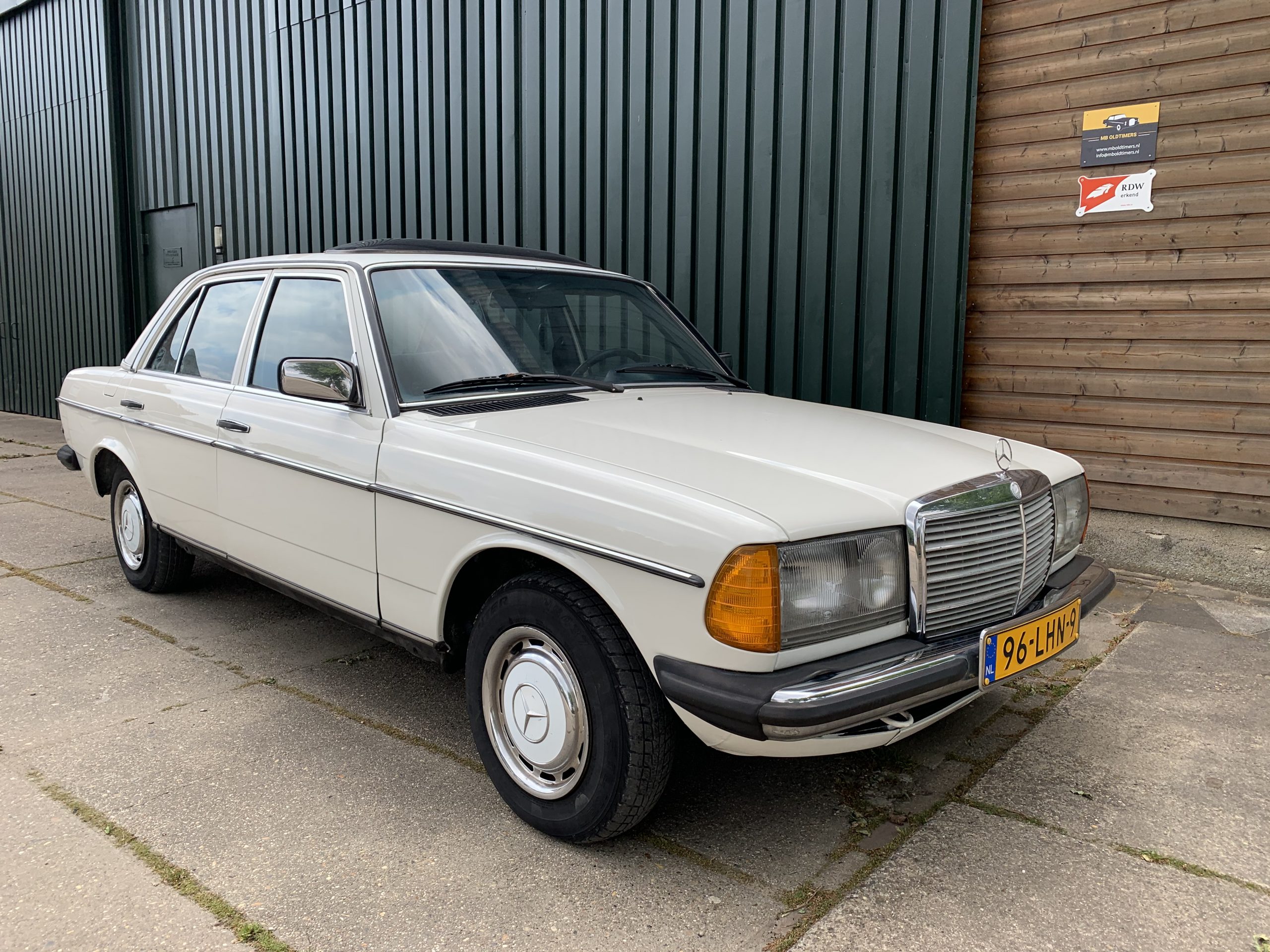 MercedesBenz 200E W123 AUT/Schuifdakje 1983 MB Oldtimers