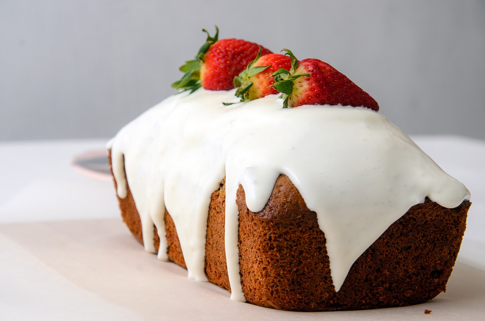 Bolo de iogurte e chocolate com cobertura de cream cheese SAPO Lifestyle