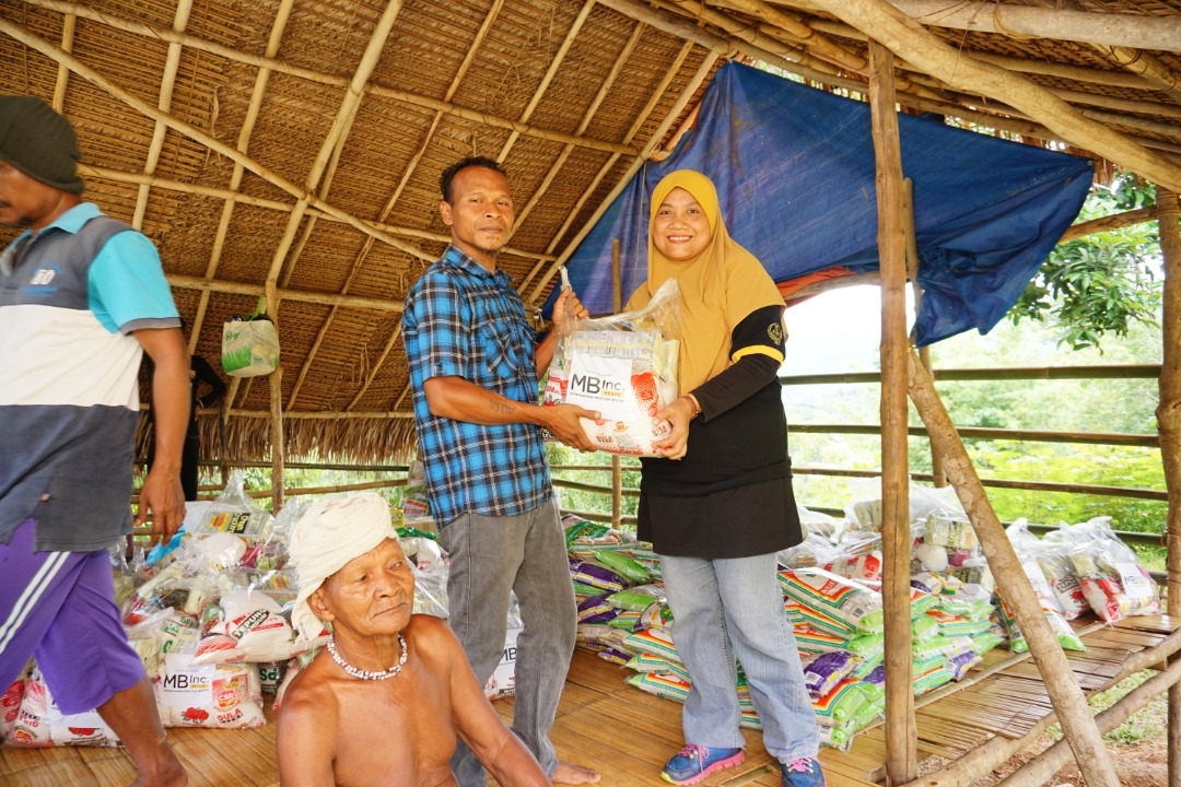 MB Inc Sumbang 70 Kotak Makanan Kepada Masyarakat Orang Asli Pos Kemar