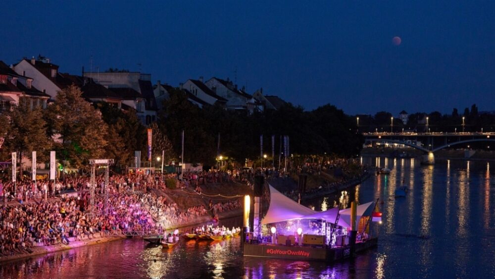 Musik Basel Leute halten sich an Maskenflicht am Auftaktkonzerte «Im