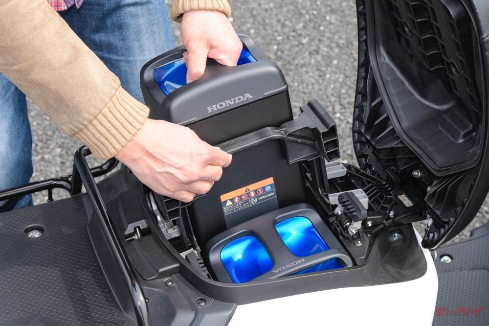 ホンダの電動バイク用交換型バッテリーが進化「バイク以外にも建設機械やロボット、海外での活用も！」 モーサイ（Motorcyclist Web）