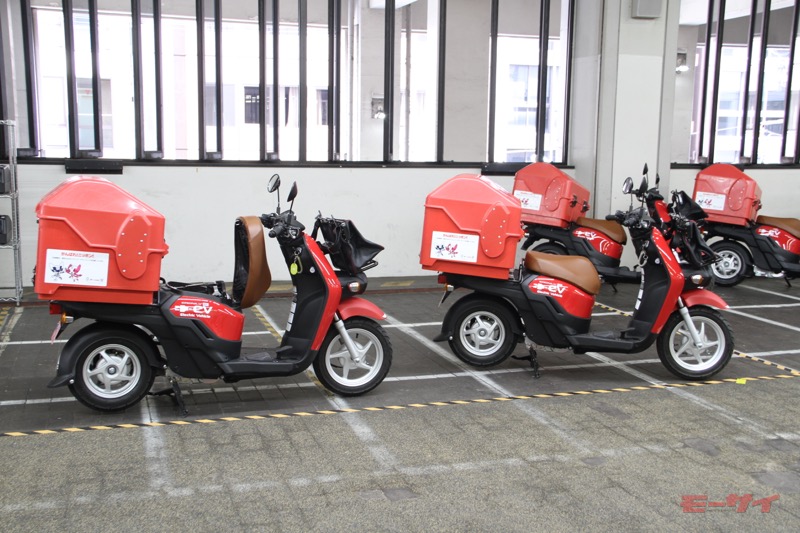 小泉環境大臣が日本橋郵便局で電動郵便バイク「ホンダ・ベンリィe」を視察 モーサイ（Motorcyclist Web）