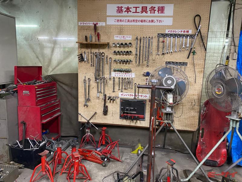 レンタルピットって何ができる? 工具使い放題、助っ人も頼める施設をメンテナンス超ビギナーが使ってみた モーサイ